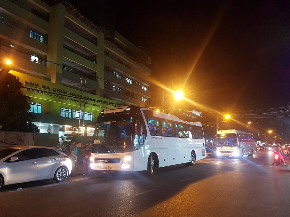 Nhân viên y tế Bệnh viện Đà Nẵng được đưa đi cách ly ở khách sạn - 2 Nhân viên y tế Bệnh viện Đà Nẵng được đưa đi cách ly ở khách sạn - 2