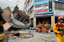 Nhà cửa đổ sập sau trận động đất mạnh tại Đài Loan