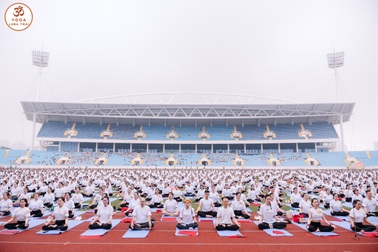 Luna Thái "truyền lửa" người tham gia qua sự kiện Ngày hội yoga Dân trí