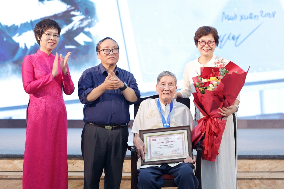 តន្ត្រីករ Pham Tuyen ទទួលបានពានរង្វាន់ Cricket Knight - ១ Nhạc sĩ Phạm Tuyên được trao giải thưởng Hiệp sĩ Dế Mèn - 1