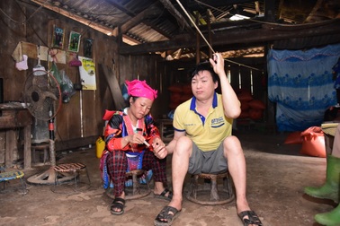 Thương cảnh vợ chăm chồng liệt và mù, nuôi 4 con thơ trong khốn khó