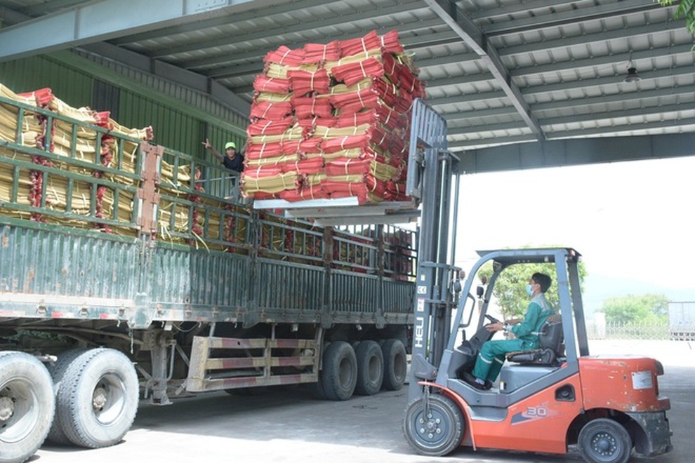 Dịch Covid-19 đặt ra nhiều thách thức trong phát triển thị trường lao động - 2 Dịch Covid-19 đặt ra nhiều thách thức trong phát triển thị trường lao động - 2