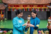 Phu nhân Ngô Phương Ly mời Phu nhân Thủ tướng Singapore xem múa rối nước