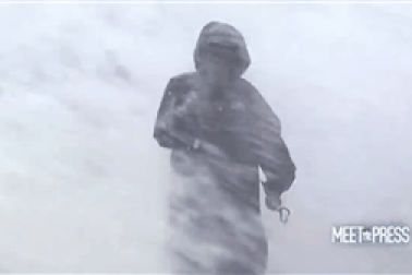 Phóng viên Mỹ đưa tin siêu bão suýt bị sóng quật ngã