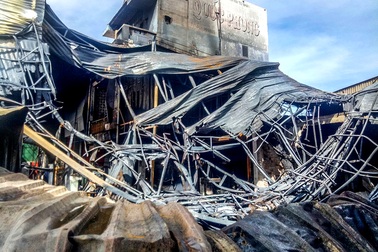 Khoảnh khắc người chồng lái xe đâm tung cửa cứu vợ con khỏi biển lửa