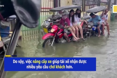 Tài xế "kéo dài chân" cho xe để chống ngập lụt ở Philippines