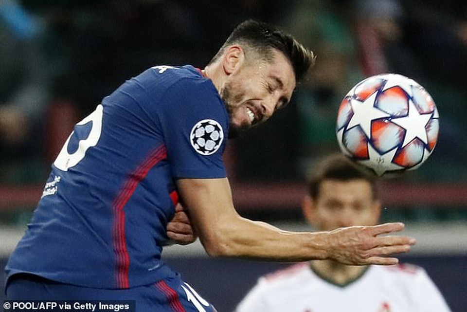 Luis Suarez nhận thẻ vàng vì nhìn trộm VAR - 1 Luis Suarez nhận thẻ vàng vì nhìn trộm VAR - 1