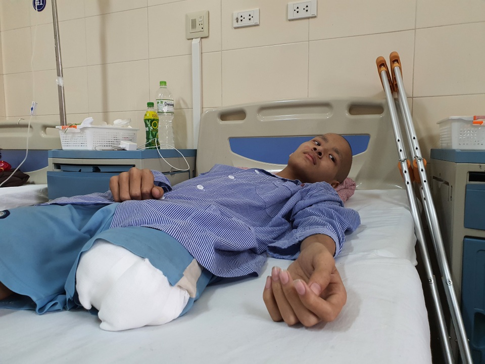 Nhói lòng cảnh chàng trai không cha bị ung thư quái ác cướp đi một chân - 5 Nhói lòng cảnh chàng trai không cha bị ung thư quái ác cướp đi một chân - 5