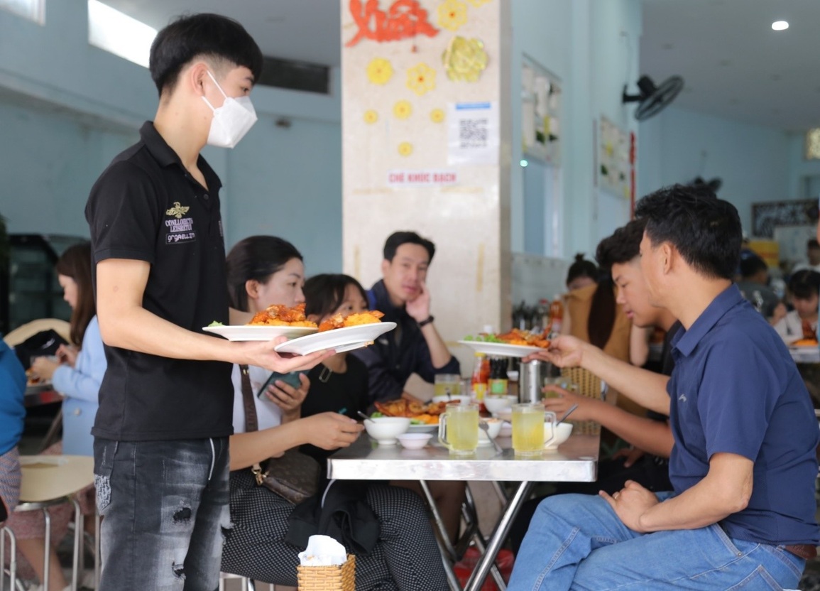 Quán ăn ở Đà Nẵng đông nghịt khách, nhân viên toát mồ hôi phục vụ ngày lễ - 3 Quán ăn ở Đà Nẵng đông nghịt khách, nhân viên toát mồ hôi phục vụ ngày lễ - 3