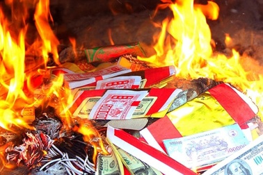 Du khách hụt hẫng vì không được đốt vàng mã thể hiện lòng thành ở Côn Đảo