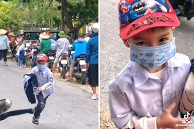 Người mẹ vỡ òa khi lần đầu đi đón con trai 7 tuổi tan học