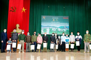 Tập đoàn Việt Mỹ tặng quà đồng bào nghèo tại huyện Lương Sơn Hòa Bình