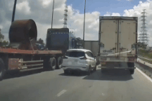 Ô tô bị quệt rụng gương vì chuyển làn thiếu quan sát, là bài học cho lái xe