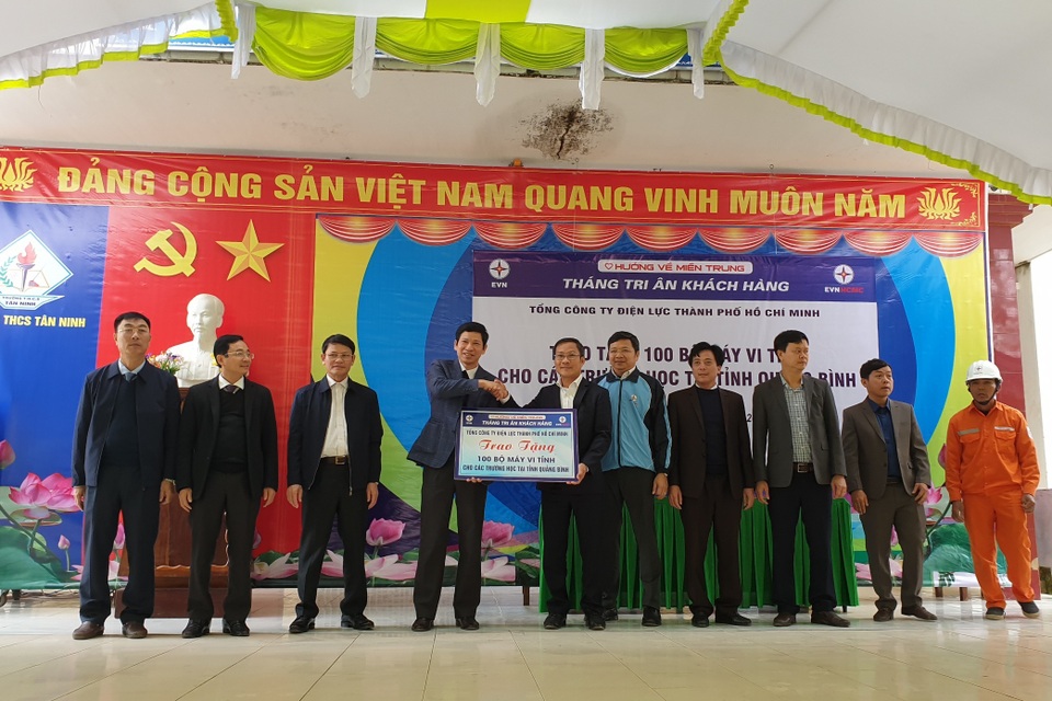 Quảng Bình: Tặng 100 bộ máy tính cho trường học vùng lũ - 1 Quảng Bình: Tặng 100 bộ máy tính cho trường học vùng lũ - 1