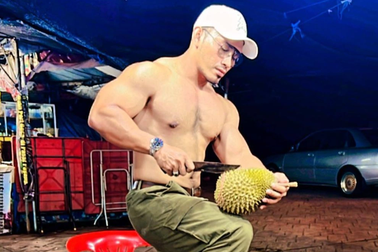 Cởi trần khoe 6 múi, chàng trai bán sầu riêng ngay lập tức "gây sốt"