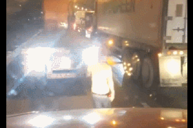 Tình huống tài xế xịt sơn vào đèn của xe khác gây nhiều tranh cãi