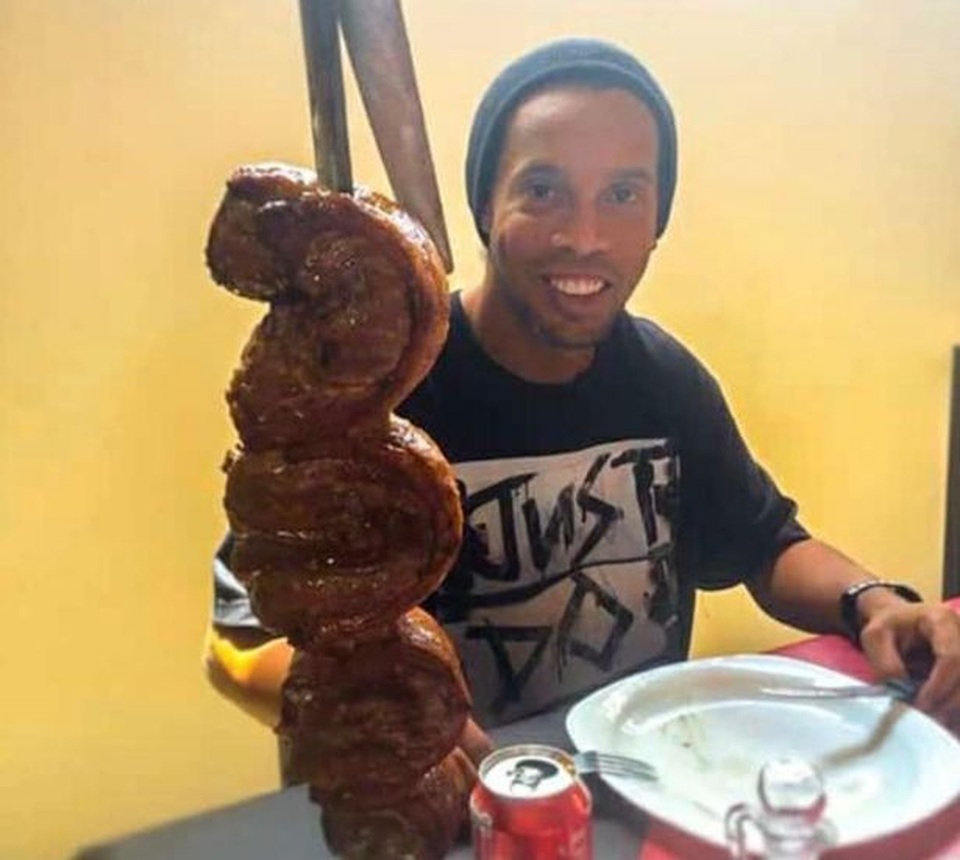 Ronaldinho tổ chức sinh nhật lần thứ 40 tại nhà tù - 1 Ronaldinho tổ chức sinh nhật lần thứ 40 tại nhà tù - 1