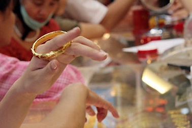 Giá USD “neo” mức trần, vàng đi xuống