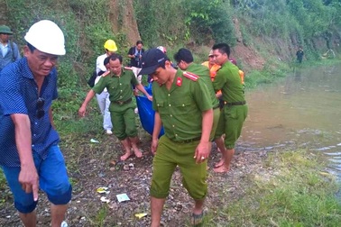 Vỡ cống dẫn dòng thủy điện: Người nhà nhận dạng thi thể công nhân
