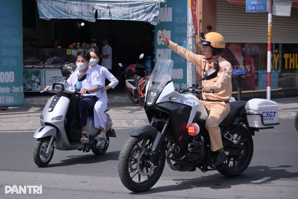 Xử phạt nhiều học sinh chạy xe không đội mũ bảo hiểm ở TPHCM - 1