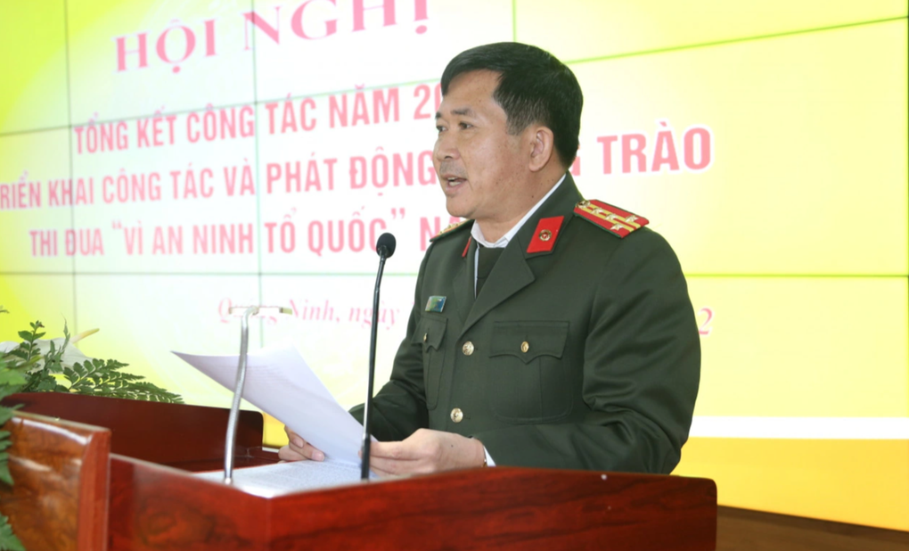 Đại tá Đinh Văn Nơi nhận Huân chương Chiến công hạng Nhì - 3 Đại tá Đinh Văn Nơi nhận Huân chương Chiến công hạng Nhì - 3