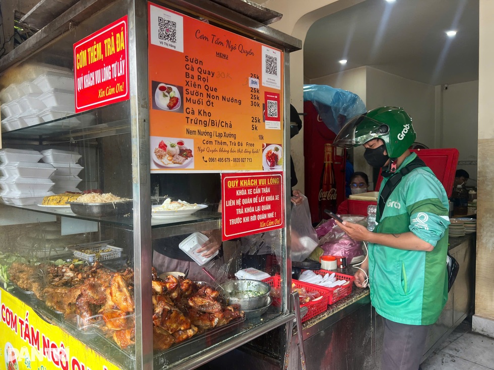 Tài xế xe ôm công nghệ chạy ngày lẫn đêm nhưng quyền lợi bị bỏ ngỏ - 2 Tài xế xe ôm công nghệ chạy ngày lẫn đêm nhưng quyền lợi bị bỏ ngỏ - 2