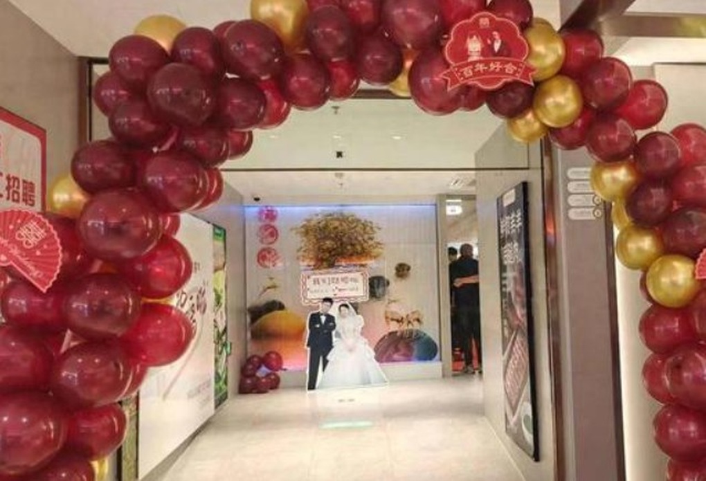 Cưới tại nhà hàng lẩu, cô dâu chú rể gây sốt với hóa đơn dài 2m - 1 Cưới tại nhà hàng lẩu, cô dâu chú rể gây sốt với hóa đơn dài 2m - 1