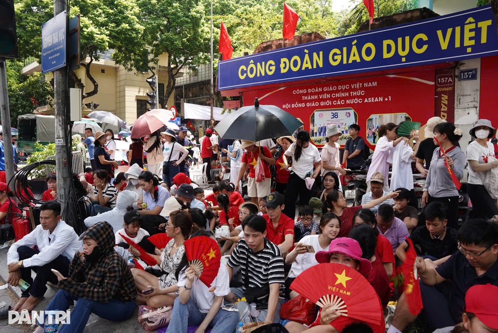 Cuộc chiến giữ chỗ xem diễu binh: Đội nắng, trải bạt, cắm chốt xuyên trưa - 3 Cuộc chiến giữ chỗ xem diễu binh: Đội nắng, trải bạt, cắm chốt xuyên trưa - 3