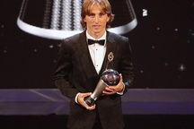 Vượt qua C.Ronaldo, Luka Modric giành giải Cầu thủ xuất sắc nhất FIFA