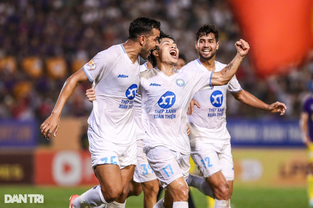 CLB Nam Định thắng đậm Hà Nội FC, xây chắc ngôi đầu V-League - 3 CLB Nam Định thắng đậm Hà Nội FC, xây chắc ngôi đầu V-League - 3