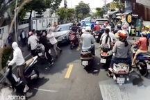Nhóm người đi ô tô đánh nhau giữa đường ở TPHCM