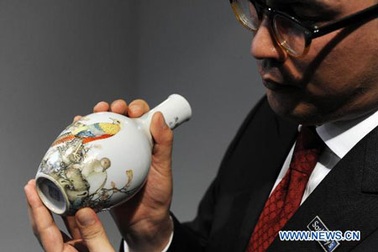 Chiêm ngưỡng bộ đồ cổ quý hiếm của hoàng đế Trung Hoa