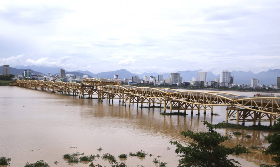 Cận cảnh hiếm thấy: Nâng nhịp cầu cho tàu, thuyền về Đà Nẵng trú bão - 6 Cận cảnh hiếm thấy: Nâng nhịp cầu cho tàu, thuyền về Đà Nẵng trú bão - 6