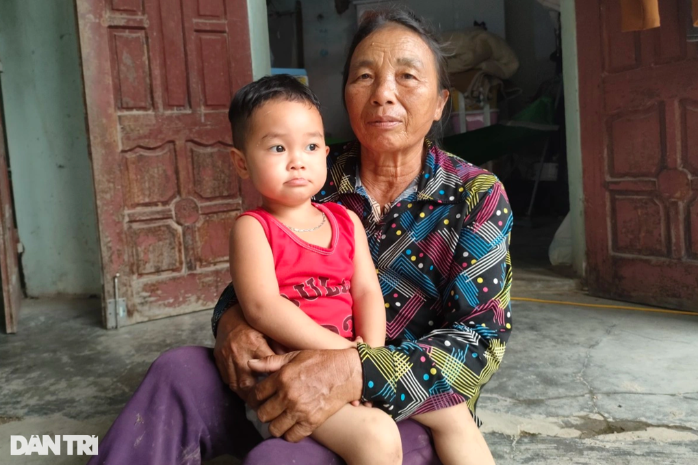 Người mẹ tật nguyền đi bằng 2 tay và con gái 3 tuổi mịt mù tương lai - 5 Người mẹ tật nguyền đi bằng 2 tay và con gái 3 tuổi mịt mù tương lai - 5