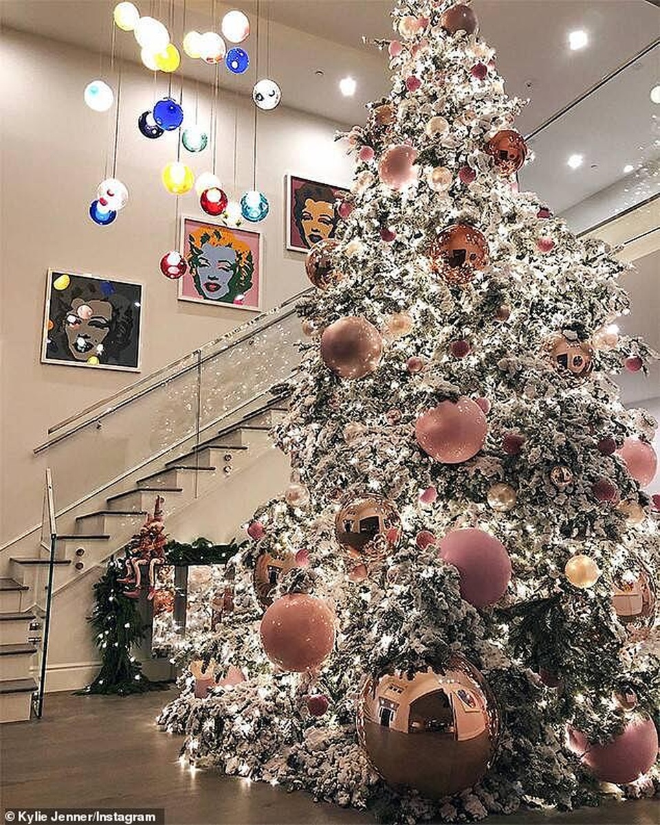 Kylie Jenner khoe ảnh cây thông Noel tại nhà riêng - 9 Kylie Jenner khoe ảnh cây thông Noel tại nhà riêng - 9