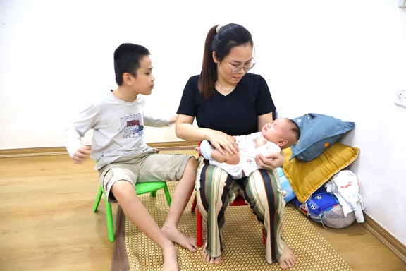 Mẹ trẻ cầu xin cứu giúp con 2 tháng tuổi có nguy cơ mù như anh trai
