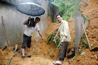 Mưa lũ hoành hành, hơn 10 người chết và mất tích   