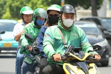 Tài xế xe ôm công nghệ chạy ngày lẫn đêm nhưng quyền lợi bị bỏ ngỏ