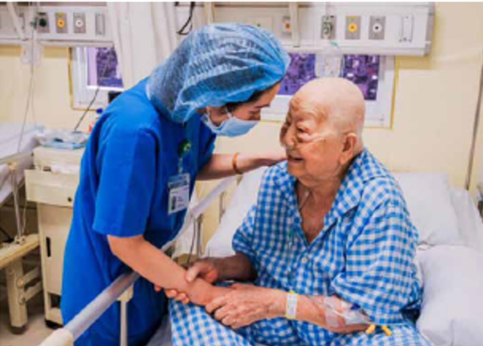 Nghề điều dưỡng: Vất vả đi qua, yêu thương ở lại - 1 Nghề điều dưỡng: Vất vả đi qua, yêu thương ở lại - 1