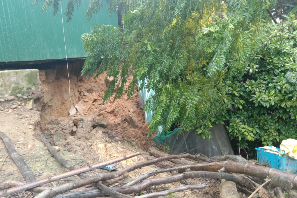 Nhà cửa rung chuyển sau tiếng động lớn, vườn sụt xuống hố tử thần - 1 Nhà cửa rung chuyển sau tiếng động lớn, vườn sụt xuống hố tử thần - 1