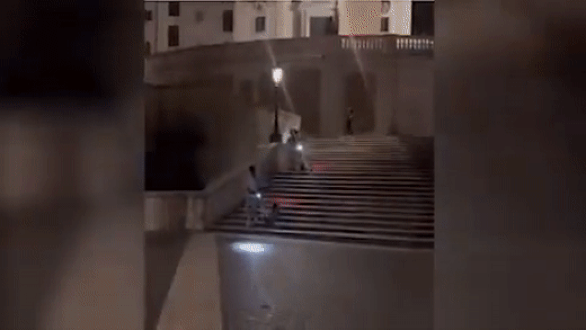 Du khách Mỹ bị cấm trọn đời vì phá hoại di tích 300 năm tuổi ở Rome - 1 Du khách Mỹ bị cấm trọn đời vì phá hoại di tích 300 năm tuổi ở Rome - 1