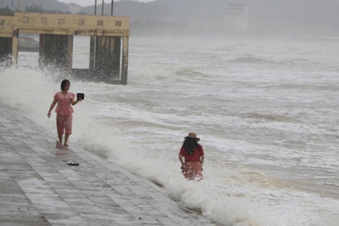 Hai phụ nữ xuống biển chụp ảnh bất chấp sóng lớn trước giờ bão đổ bộ