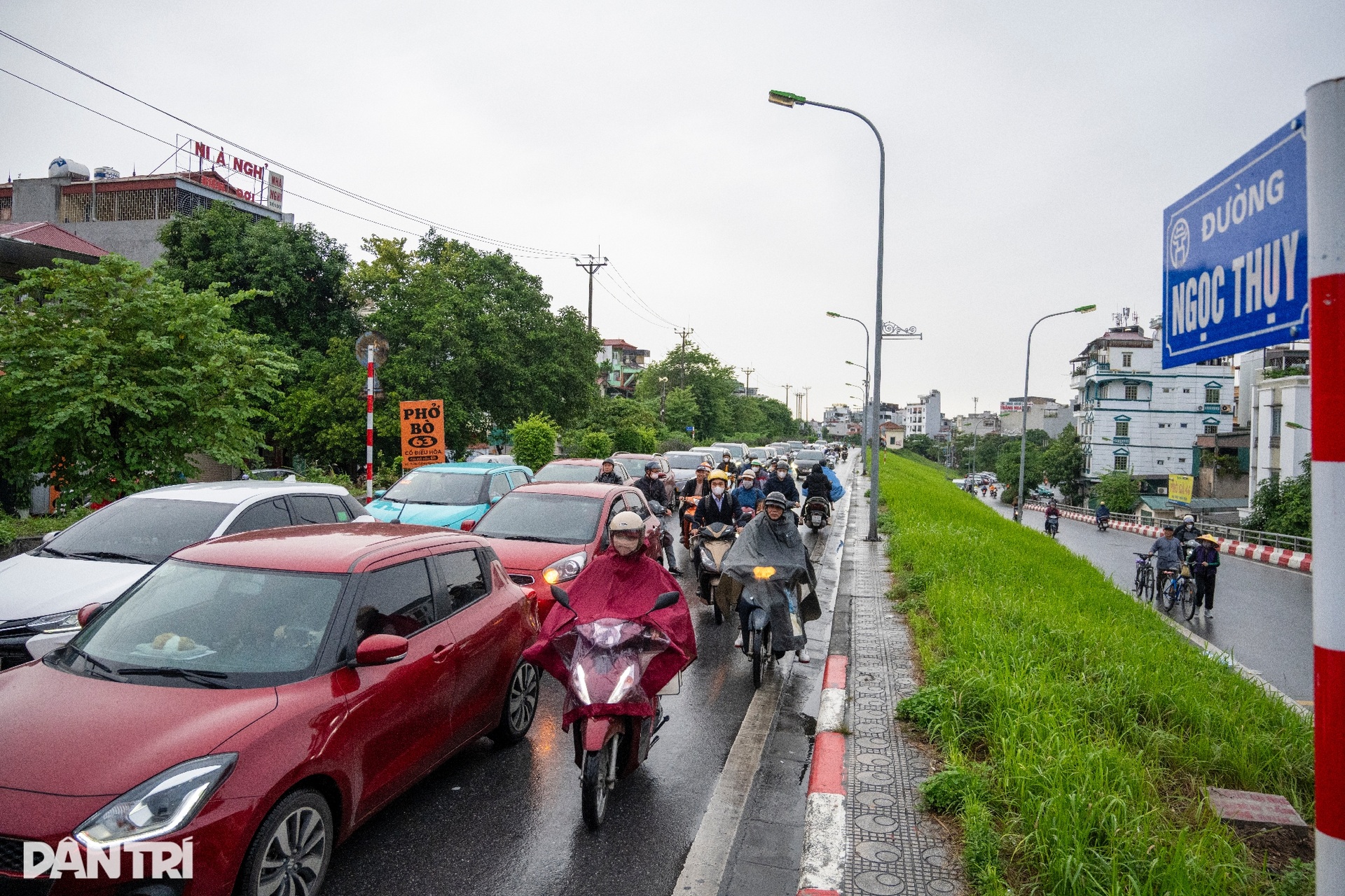 Tránh đường cấm, hàng trăm phương tiện đi ngược chiều ùn tắc cầu Long Biên - 12