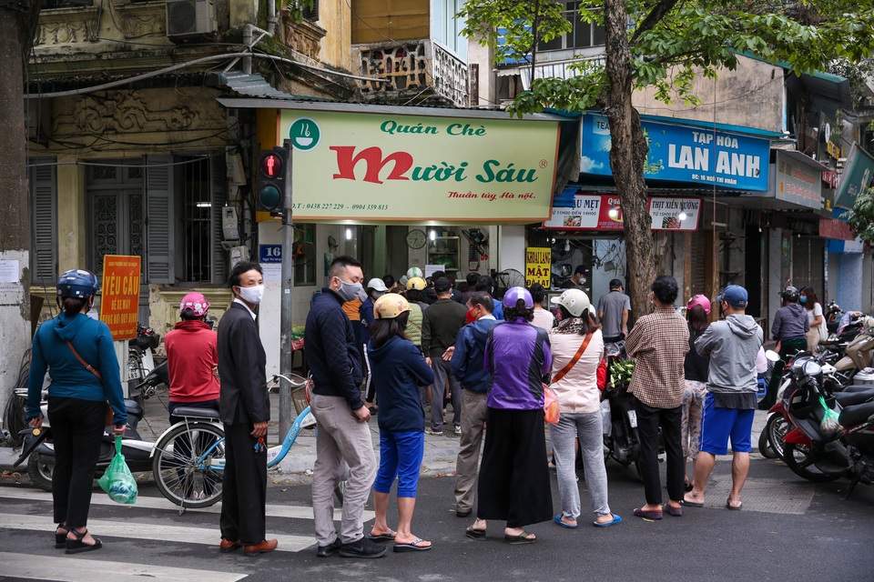 Đeo khẩu trang, cầm nước rửa tay đến xếp hàng mua bánh trôi - 2 Đeo khẩu trang, cầm nước rửa tay đến xếp hàng mua bánh trôi - 2