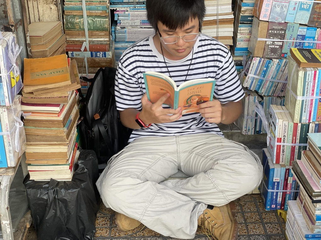 Chàng shipper nói tiếng Pháp gây bão mạng trở thành dịch giả tiểu thuyết - 3 Chàng shipper nói tiếng Pháp gây bão mạng trở thành dịch giả tiểu thuyết - 3