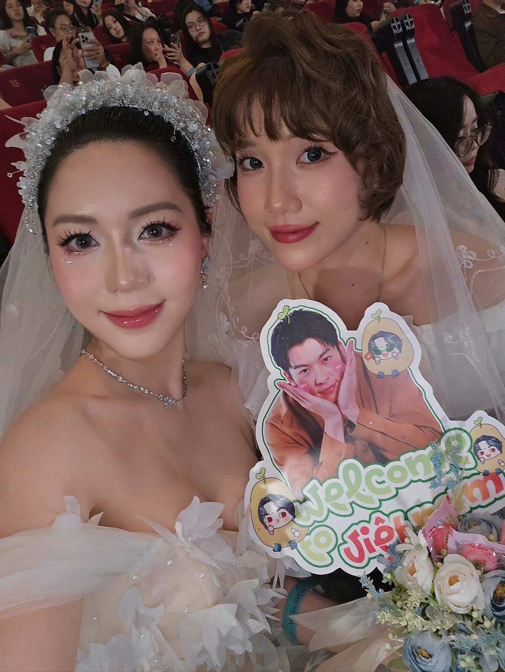Cô gái mặc váy cưới đón Hứa Quang Hán kể chuyện “hôn lễ đặc biệt” - 3 Cô gái mặc váy cưới đón Hứa Quang Hán kể chuyện “hôn lễ đặc biệt” - 3