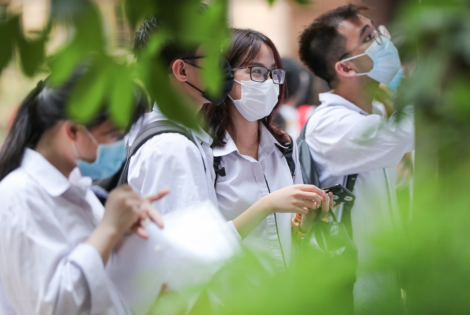 Nghiêm ngặt kiểm tra thí sinh vào làm thủ tục dự thi tốt nghiệp THPT 2020 - 12 Nghiêm ngặt kiểm tra thí sinh vào làm thủ tục dự thi tốt nghiệp THPT 2020 - 12