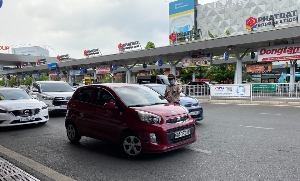 Nghiên cứu xây cầu bộ hành, đường hầm trước nhà ga sân bay Tân Sơn Nhất - 1 Nghiên cứu xây cầu bộ hành, đường hầm trước nhà ga sân bay Tân Sơn Nhất - 1