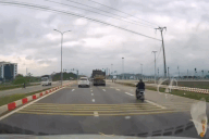 Ô tô dừng đột ngột trước đèn xanh, tài xế xe sau né "bằng cả tính mạng"