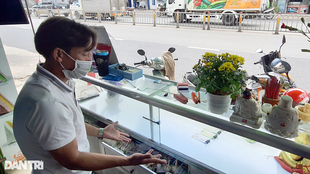 Điều tra vụ người đàn ông lấy tài sản trong tiệm vé số ở TPHCM - 2 Điều tra vụ người đàn ông lấy tài sản trong tiệm vé số ở TPHCM - 2